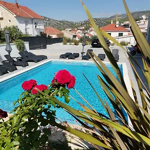 Barbara & Zoran With Heated Swimming Pool Apartment